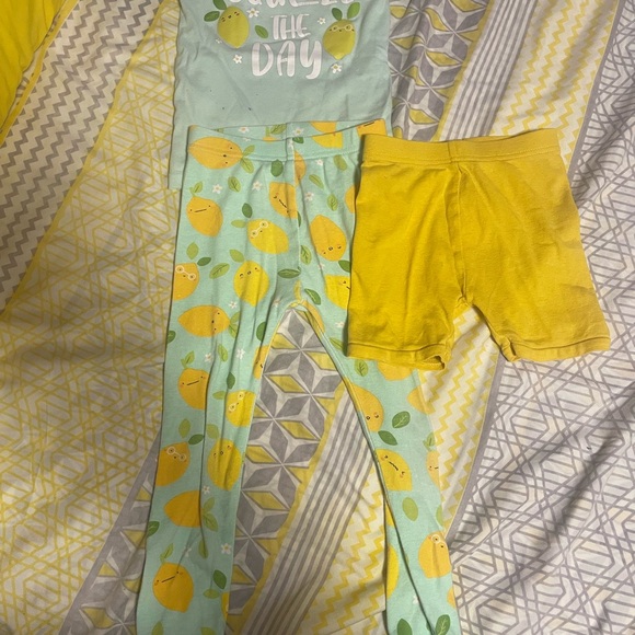 Old navy pyjamas ~ Size 4T - Picture 3 of 4